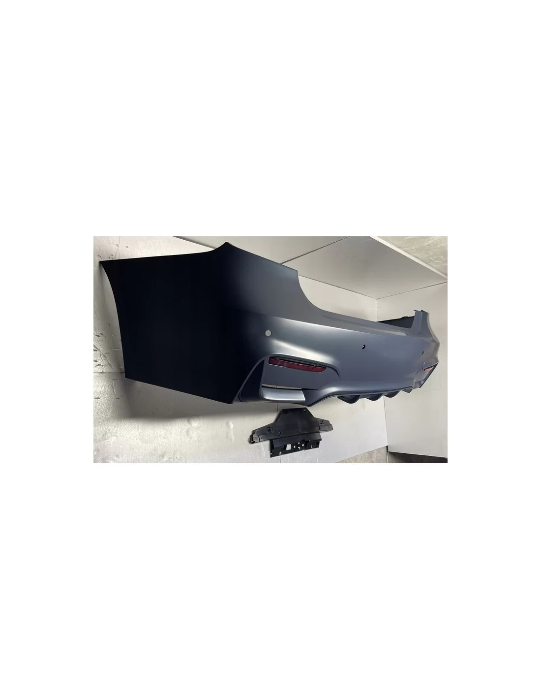  - BMW - TYLNY ZDERZAK BMW F30 11-18 LOOK M3 PDC - 2 - Przekształć swoje BMW F30 (11-18) za pomocą tego tylnego zderzaka o wyglą