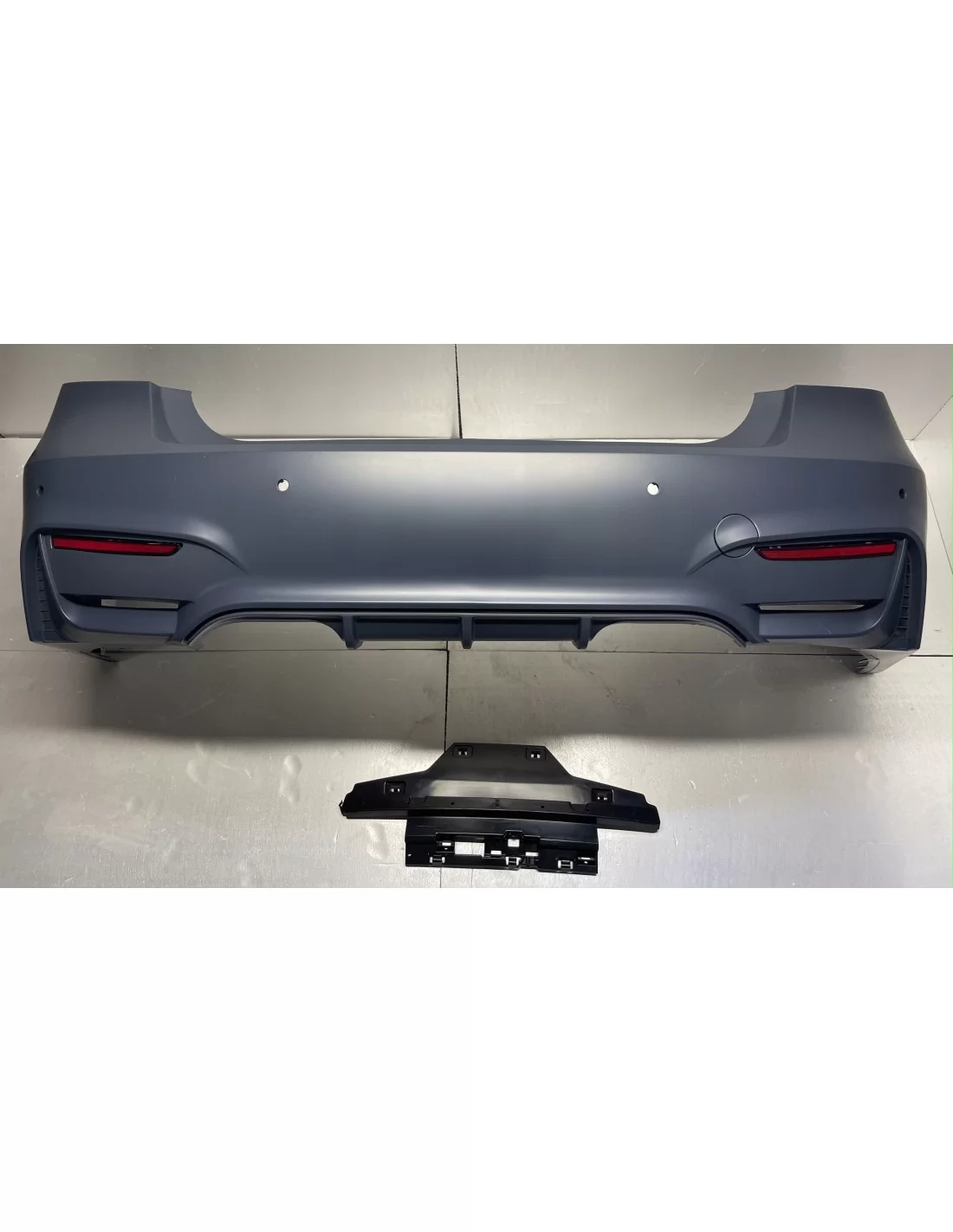  - BMW - ACHTERBUMPER BMW F30 11-18 LOOK M3 PDC - 3 - Transformeer je BMW F30 (11-18) met deze M3-look achterbumper met PDC voor