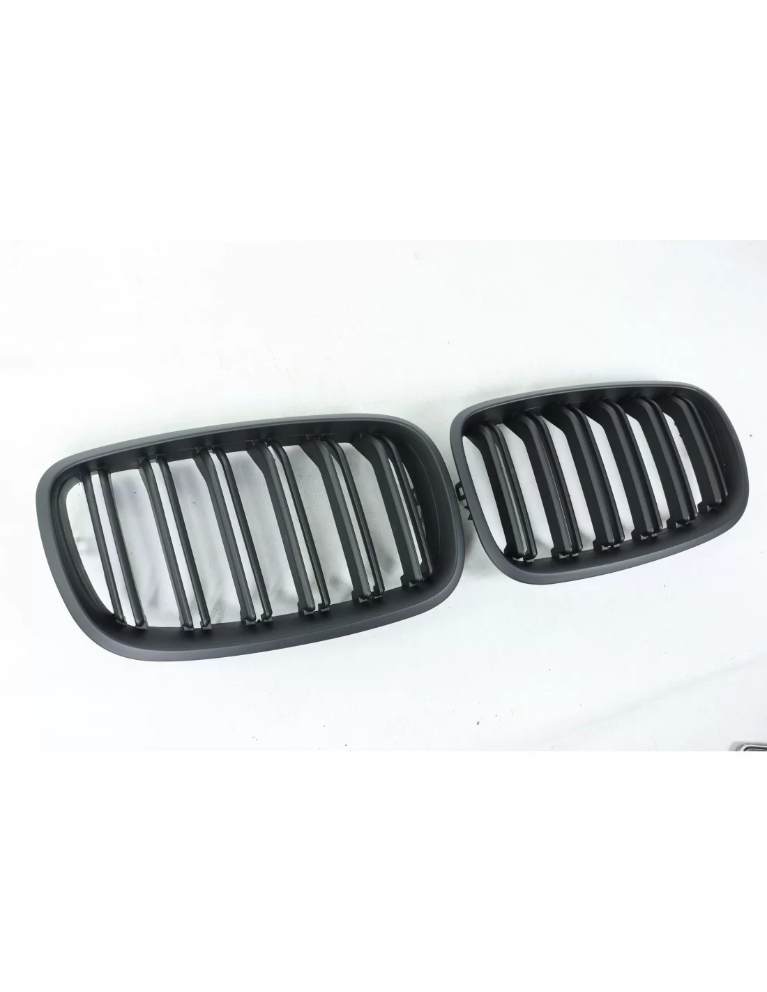 - BMW - Grill nerkowy BMW X5 E70 2007-2013 czarny matowy - 2 - Wzbogać swoje BMW X5 E70 (2007-2013) o nasz matowy czarny grill   - BMW - Grill nerkowy BMW X5 E70 2007-2013 czarny matowy - 2 - Wzbogać swoje BMW X5 E70 (2007-2013) o nasz matowy czarny grill
