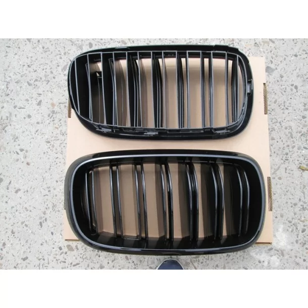  - BMW - 用于宝马 F15 F16 X5 的黑色玻璃前格栅附件 - 1 - 使用我们时尚的黑色玻璃前格栅附件升级您的宝马 F15 或 F16 X5，使其外观时尚现代！
