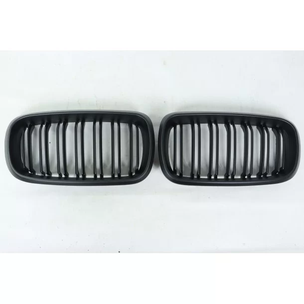  - BMW - BMW X5 F15 M Package grille de rein (sans ouverture) noir mat - 2 - Améliorez votre BMW X5 F15 avec notre calandre M Pa