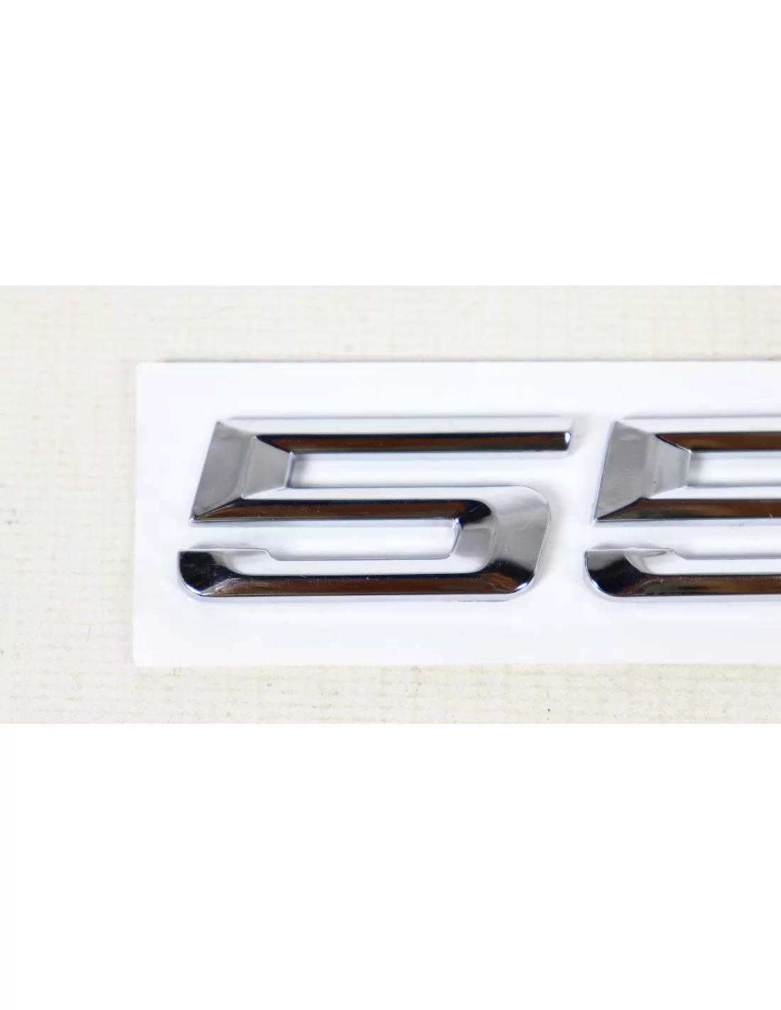  - logo & Emblems - Emblème BMW 550i - 1 - Améliorez votre BMW avec notre emblème 550i premium pour un look authentique et sophi