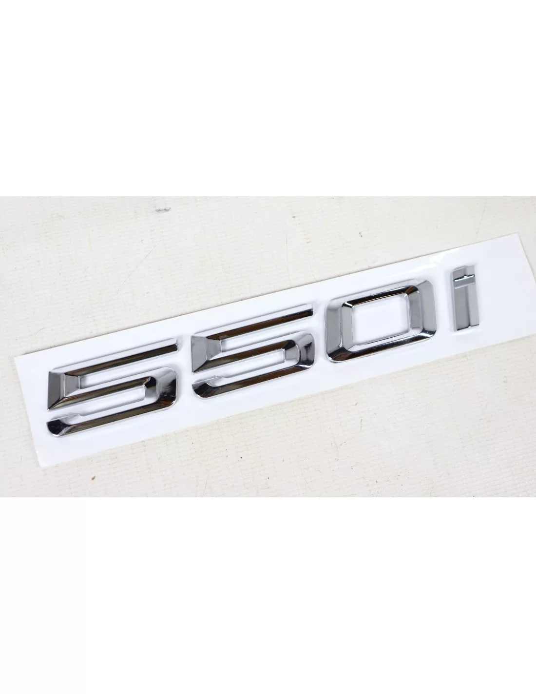  - logo & Emblems - Emblème BMW 550i - 2 - Améliorez votre BMW avec notre emblème 550i premium pour un look authentique et sophi