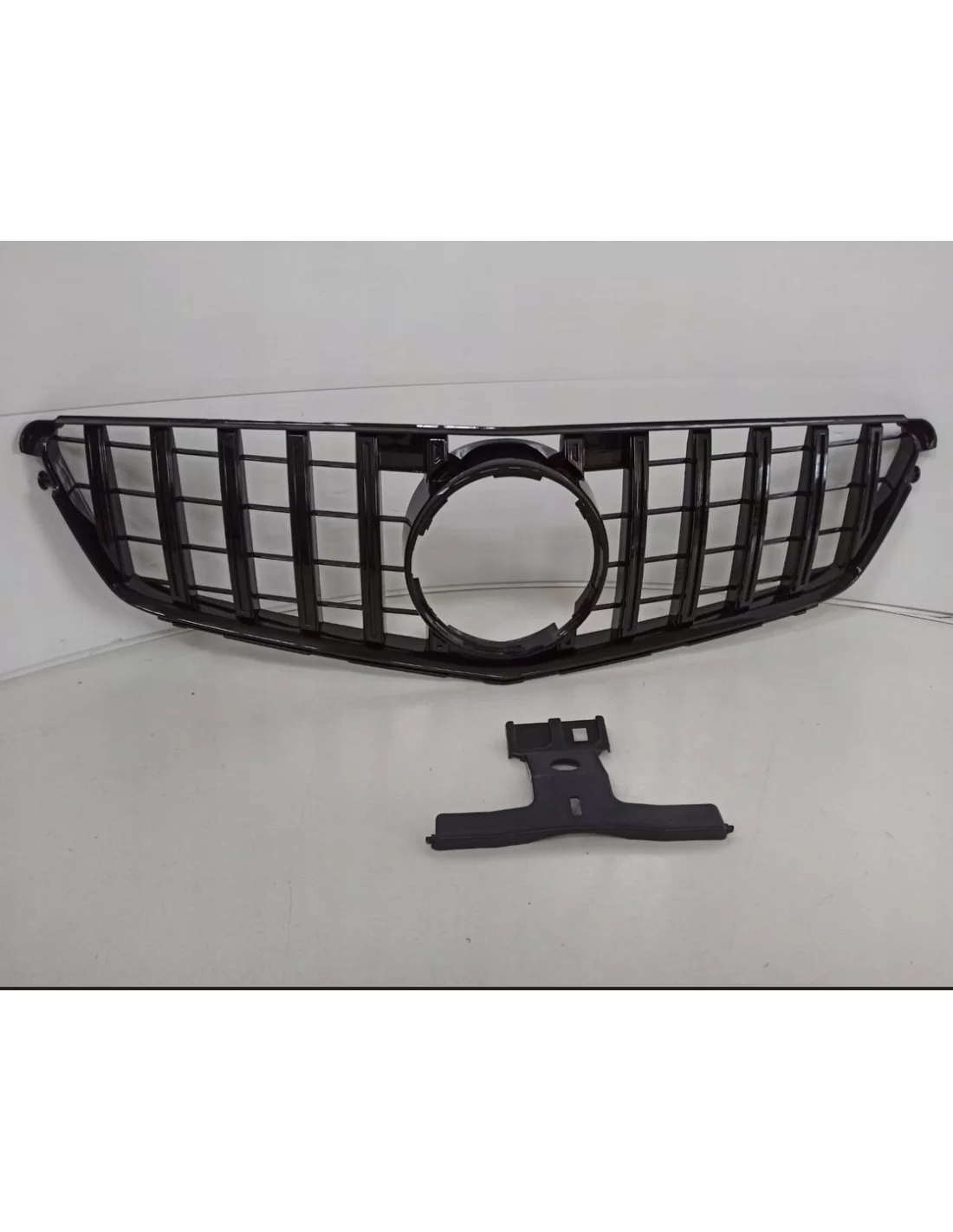 - Mercedes Benz - Grille avant GT Noir pour MERCEDES C-CLASS W204 07-13 - 1 - Rehaussez le look de votre Mercedes Classe C W204 - Mercedes Benz - Grille avant GT Noir pour MERCEDES C-CLASS W204 07-13 - 1 - Rehaussez le look de votre Mercedes Classe C W204