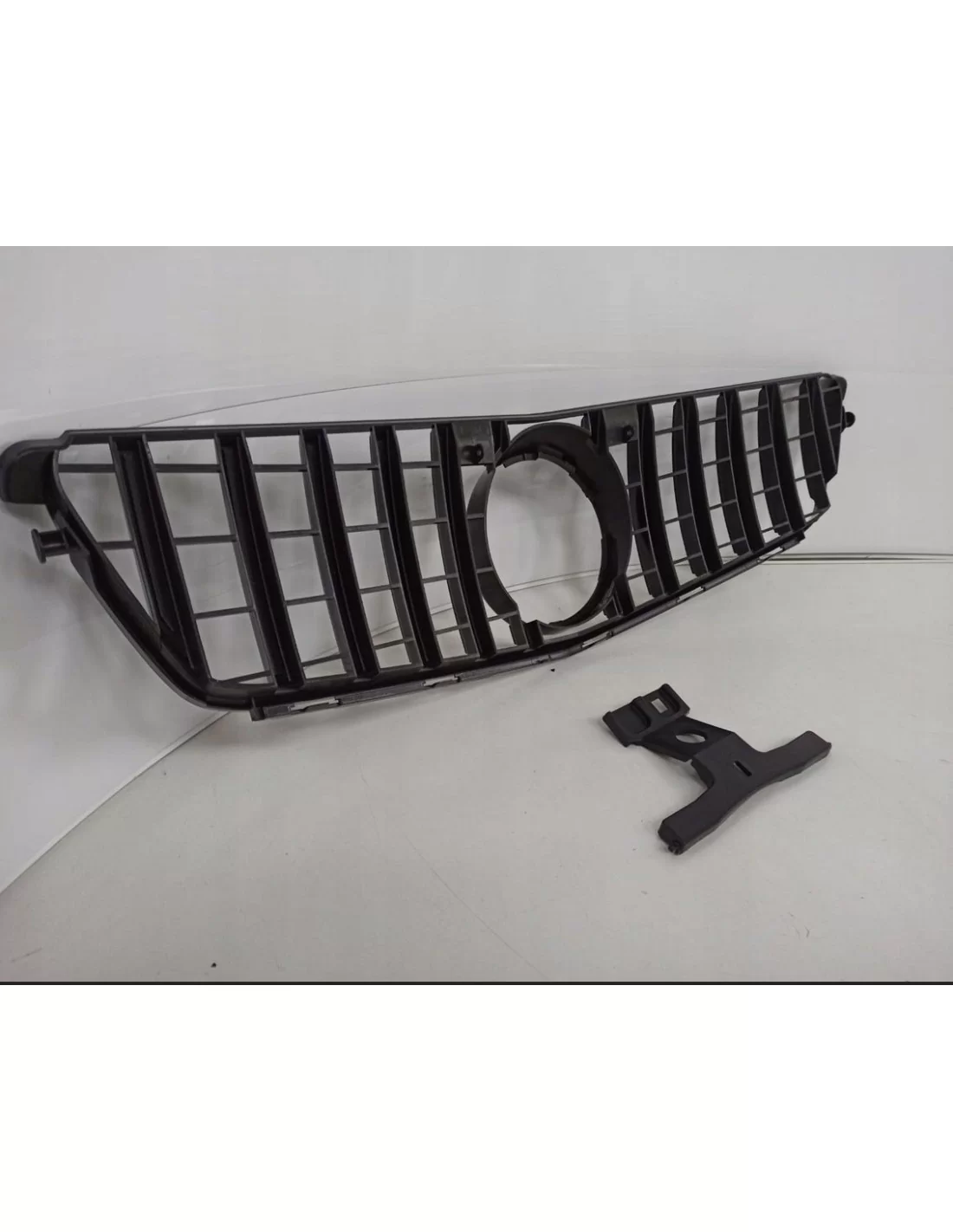  - Mercedes-Benz - Voorgrille GT Zwart voor MERCEDES C-KLASSE W204 07-13 - 2 - Verfraai het uiterlijk van je Mercedes C-Klasse W