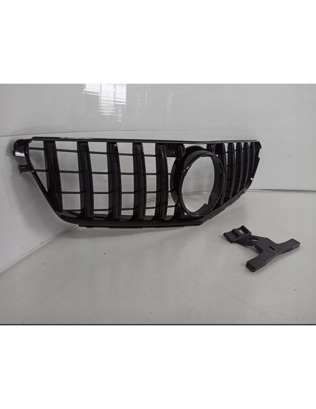 - Mercedes Benz - Grill przedni GT czarny do MERCEDES C-CLASS W204 07-13 - 3 - Popraw wygląd swojego Mercedesa Klasy C W204 (20 - Mercedes Benz - Grill przedni GT czarny do MERCEDES C-CLASS W204 07-13 - 3 - Popraw wygląd swojego Mercedesa Klasy C W204 (20