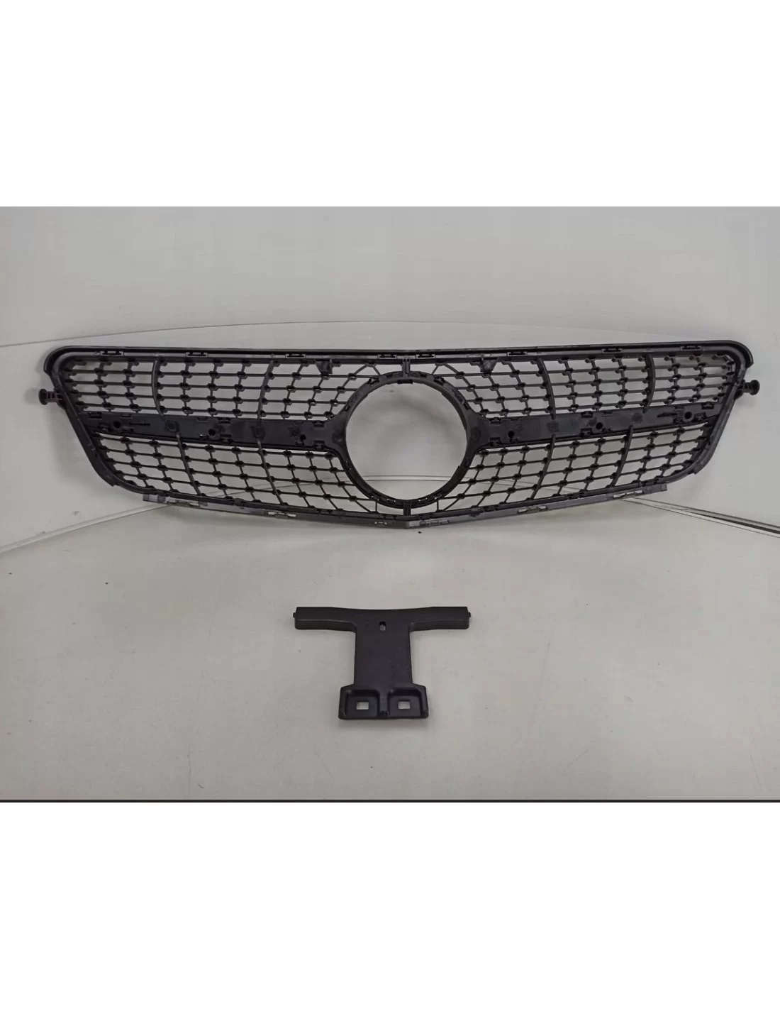 - Mercedes-Benz - Grelha frontal Preto diamante para MERCEDES C-CLASS W204 - 2 - Melhore o seu Mercedes Classe C W204 com a ele  - Mercedes-Benz - Grelha frontal Preto diamante para MERCEDES C-CLASS W204 - 2 - Melhore o seu Mercedes Classe C W204 com a ele