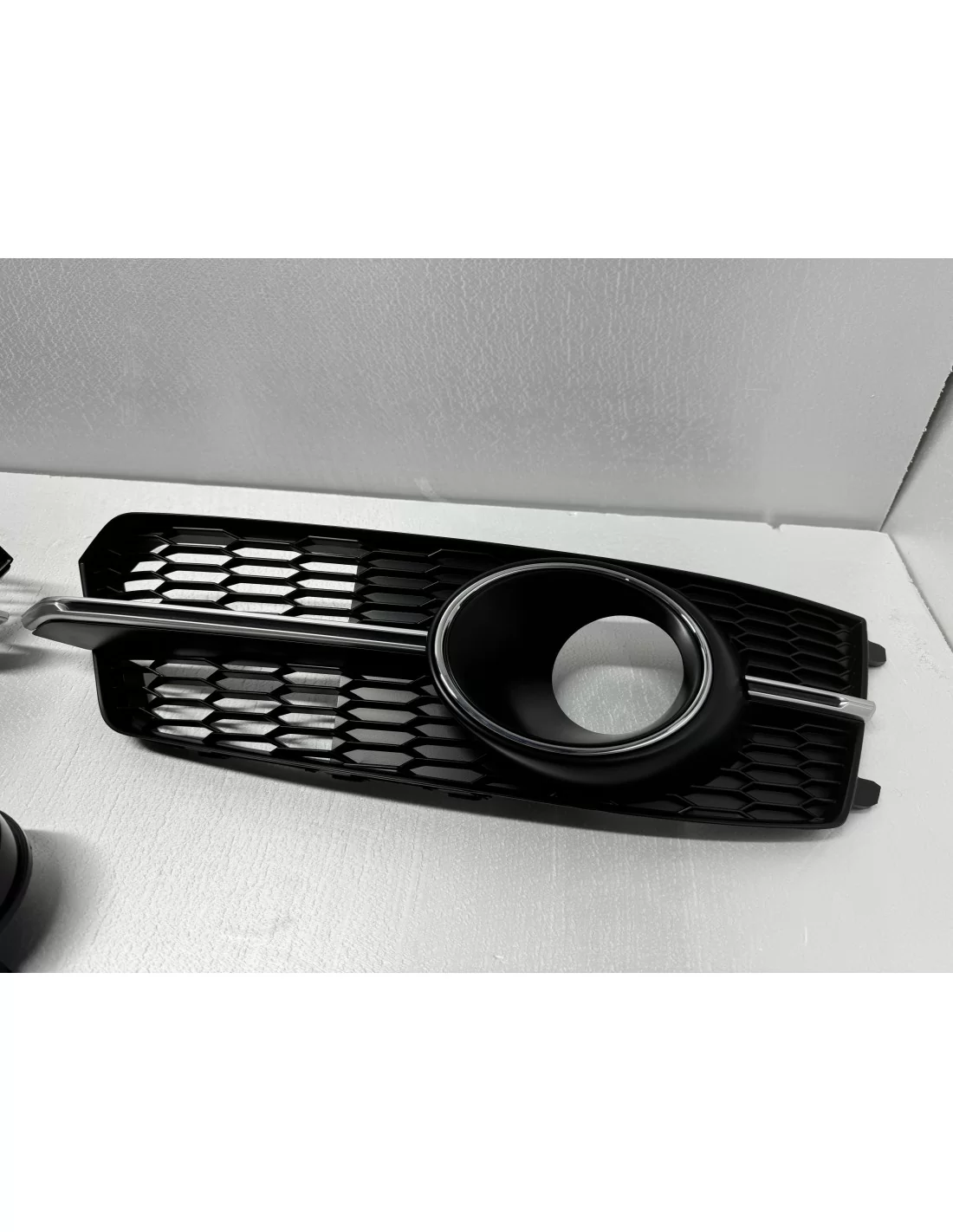  - Audi - AUDI A6 C7 2014-2018 facelift RS6 Optics Chrome 雾灯格栅 - 2 - 使用这款 RS6 optics 镀铬雾灯格栅升级您的奥迪 A6 C7（2014-2018 年），让您的爱车更优雅、更时