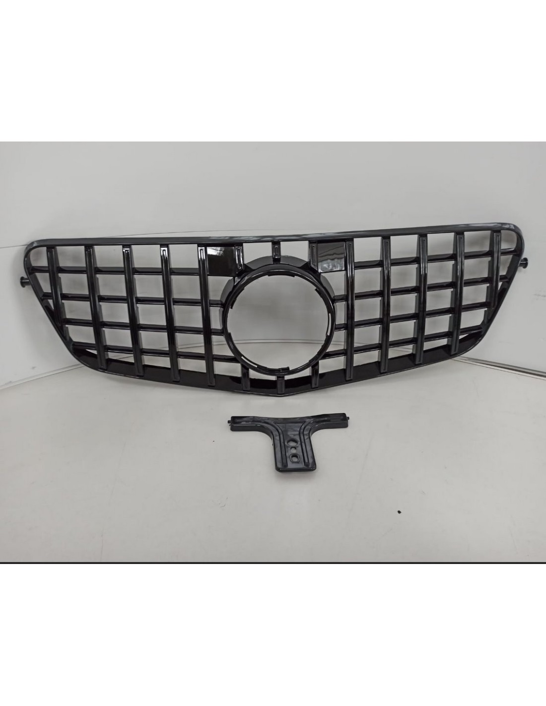  - Mercedes Benz - Grille avant pour Mercedes E-CLASS W212 GT BLACK 09-13 - 3 - Cette grille noire GT ajoute une finition audaci