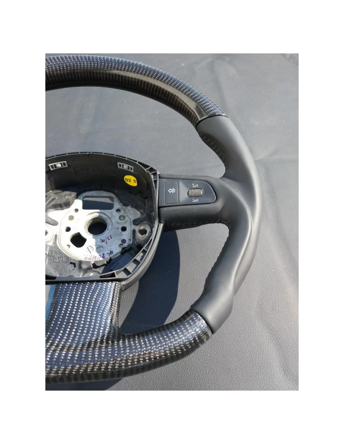  - Volante - Audi A3 A4 A6 Q7 Volante Cuero Carbono - 4 - ¡Comprar Volante Audi A3 A4 A6 Q7 Cuero Carbono en Tuneverse! Actualic