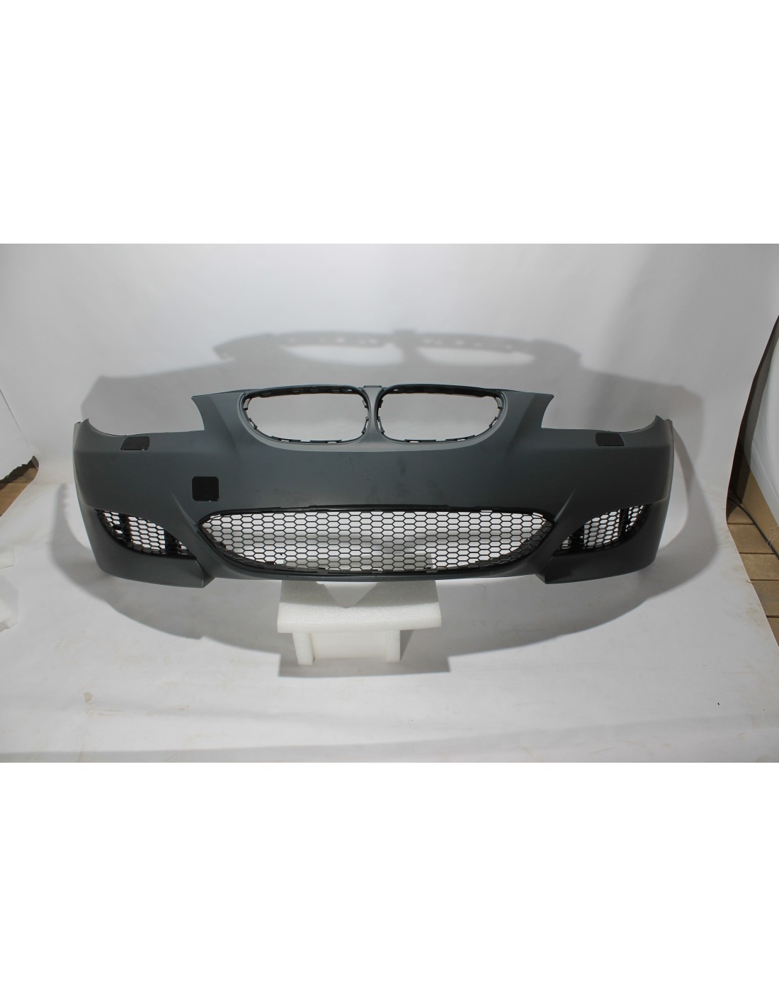- BMW - BMW E60 E61 M5 stijl voorbumper - 1 - Upgrade je BMW E60 E61 met onze M5-stijl voorbumper voor een agressieve en sporti - BMW - BMW E60 E61 M5 stijl voorbumper - 1 - Upgrade je BMW E60 E61 met onze M5-stijl voorbumper voor een agressieve en sporti