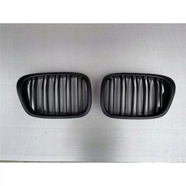 - BMW - Grill nerkowy czarny mat BMW 5 E39 - 1 - Wzbogać swoje BMW E39 o nasz stylowy czarny matowy grill nerkowy, aby uzyskać - BMW - Grill nerkowy czarny mat BMW 5 E39 - 1 - Wzbogać swoje BMW E39 o nasz stylowy czarny matowy grill nerkowy, aby uzyskać