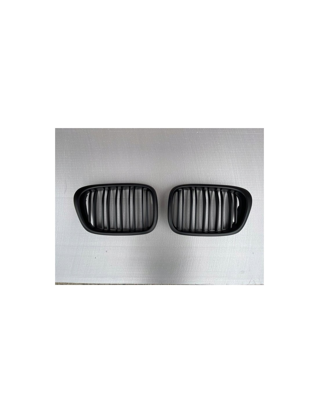  - BMW - Kidney Grill Black matt BMW 5 E39 - 1 - Enhance your BMW E39 with our stylish black matt kidney grill for a sleek and m