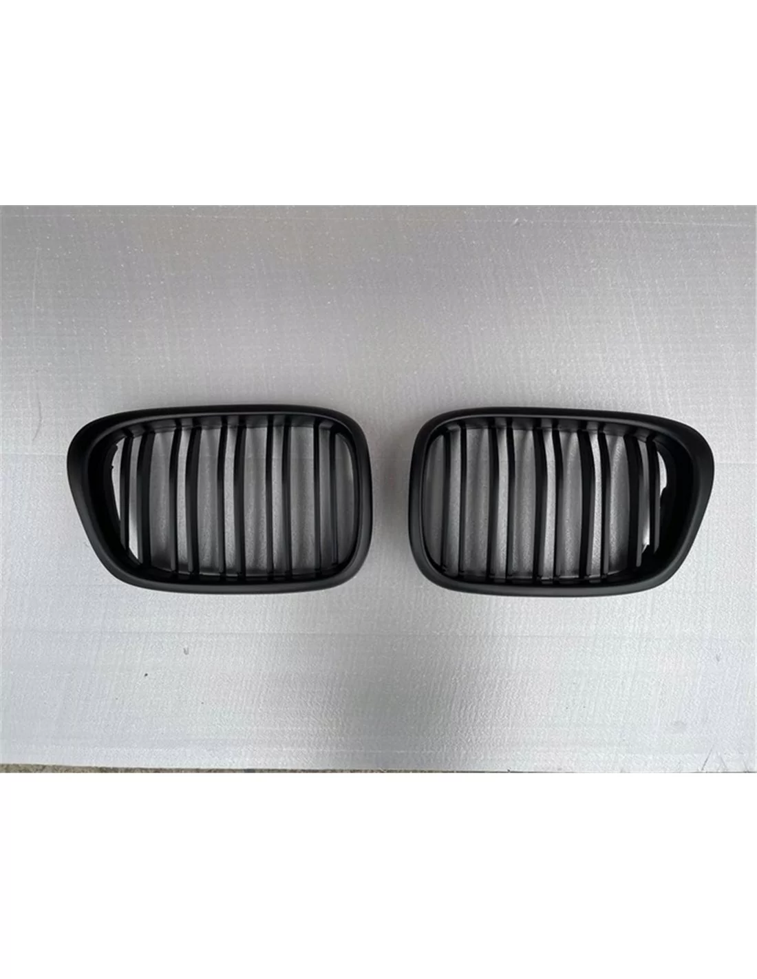 - BMW - Kidney Grill Black matt BMW 5 E39 - 1 - Enhance your BMW E39 with our stylish black matt kidney grill for a sleek and m