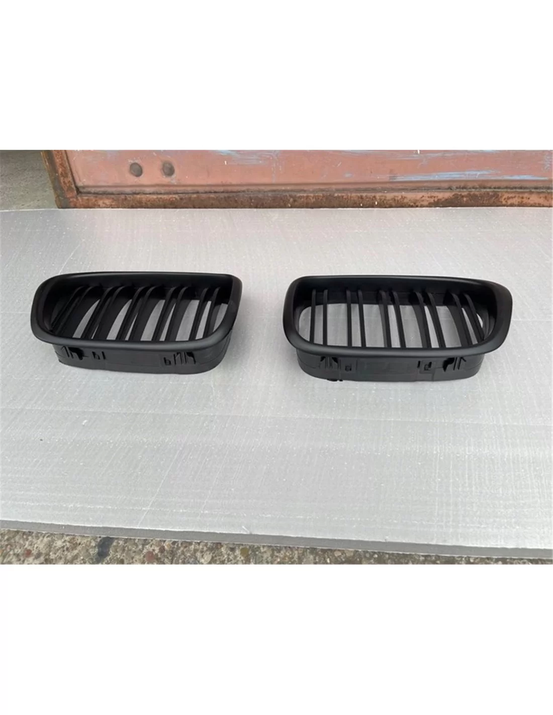 - BMW - Kidney Grill Black matt BMW 5 E39 - 2 - Enhance your BMW E39 with our stylish black matt kidney grill for a sleek and m