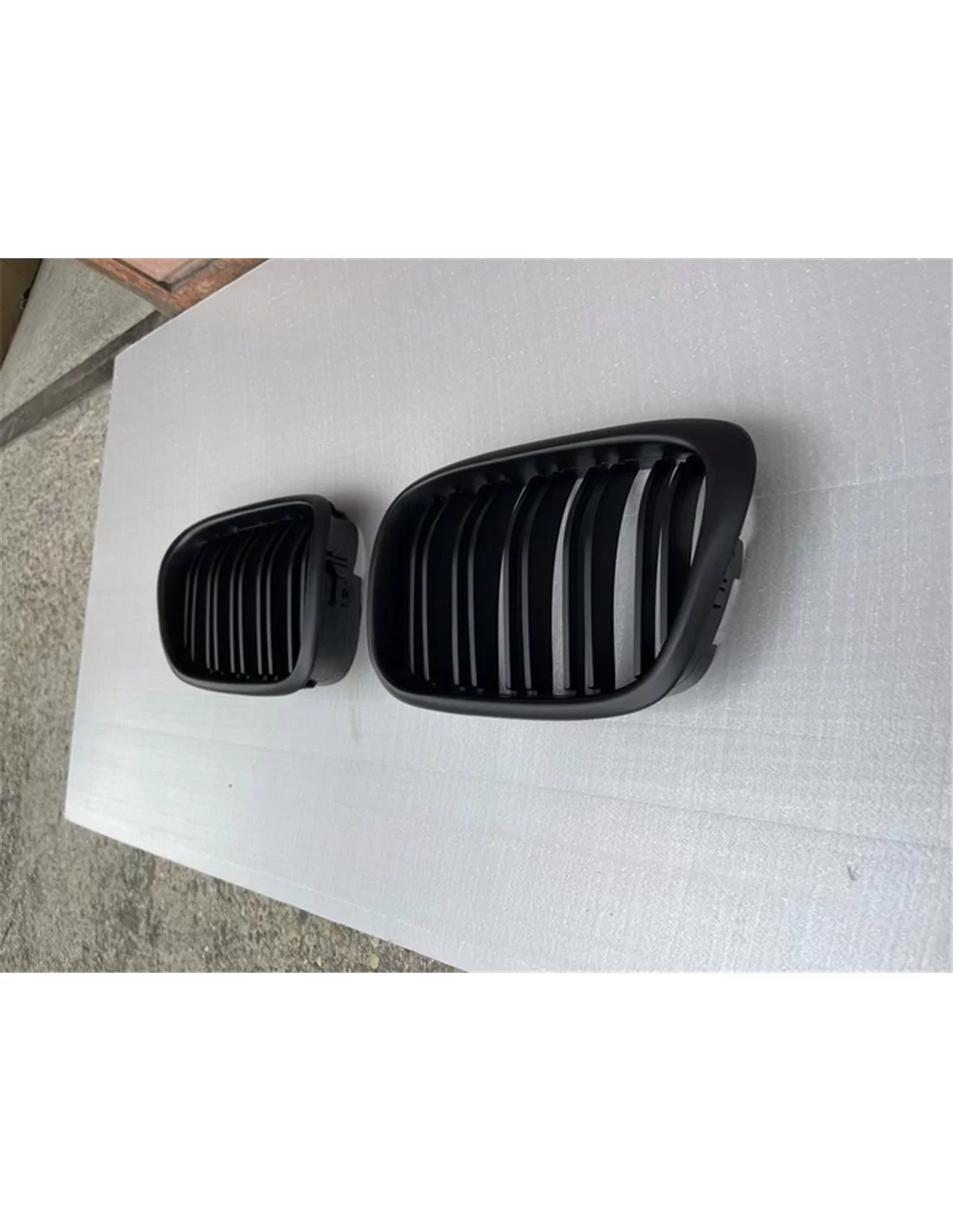  - BMW - Kidney Grill Black matt BMW 5 E39 - 3 - Enhance your BMW E39 with our stylish black matt kidney grill for a sleek and m