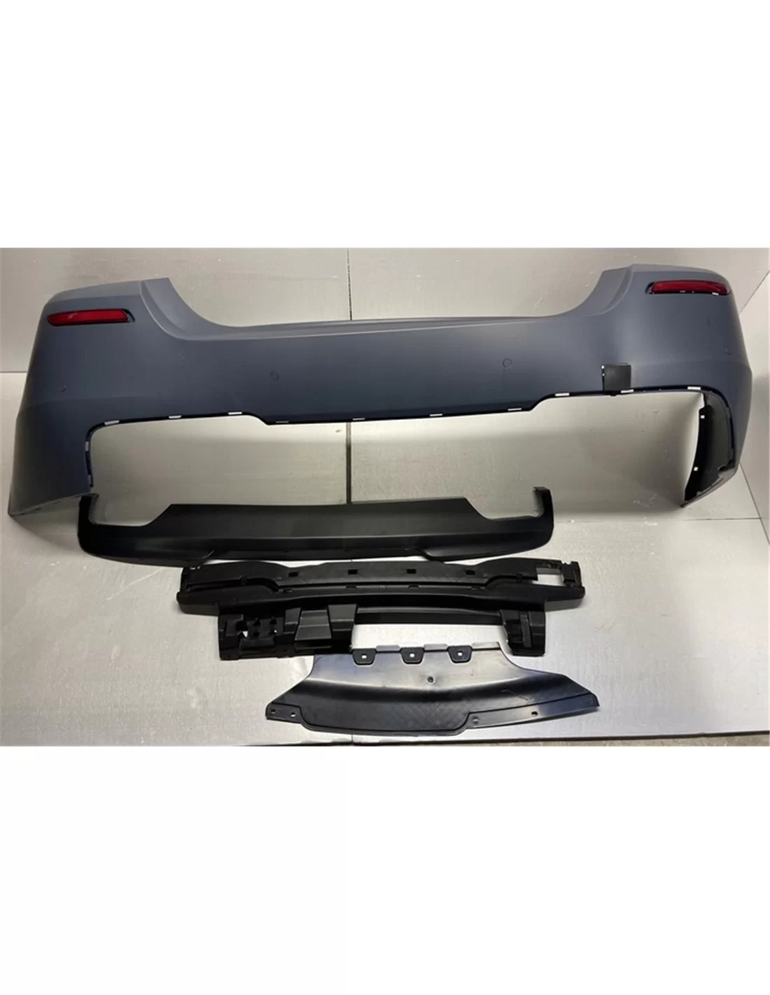  - BMW - Bakre stötfångare BMW 5 F10 (10+) i M-Tech-stil - 2 - Förvandla din BMW F10 med vår bakre stötfångare i M-Tech-stil! Pe
