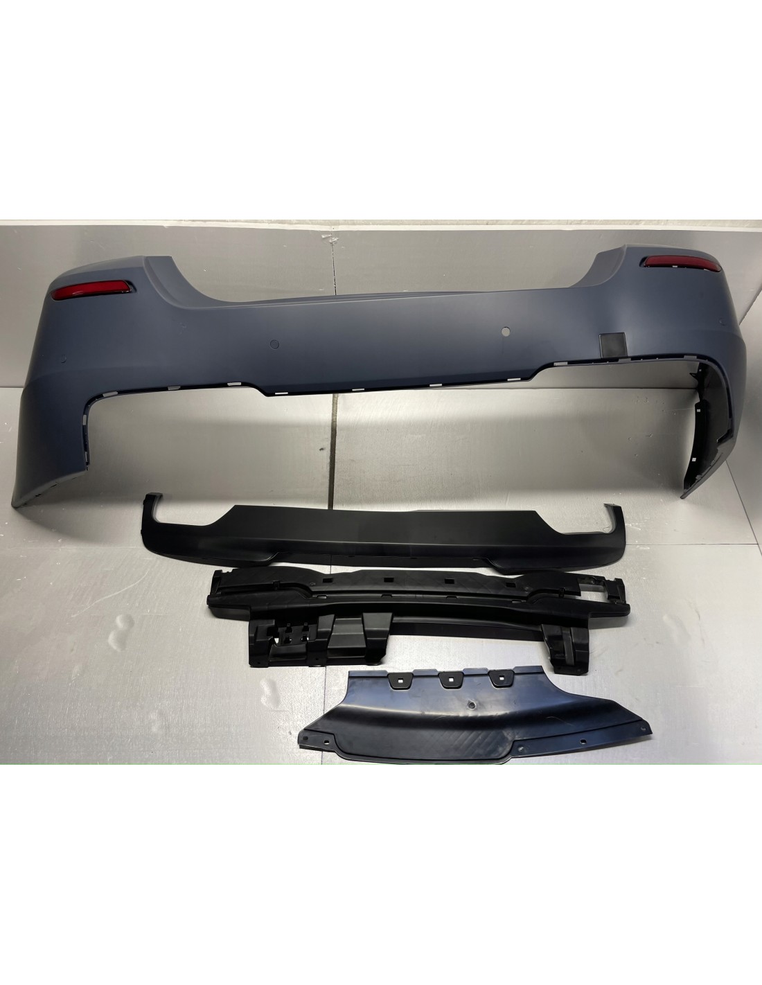  - BMW - Bakre stötfångare BMW 5 F10 (10+) i M-Tech-stil - 3 - Förvandla din BMW F10 med vår bakre stötfångare i M-Tech-stil! Pe