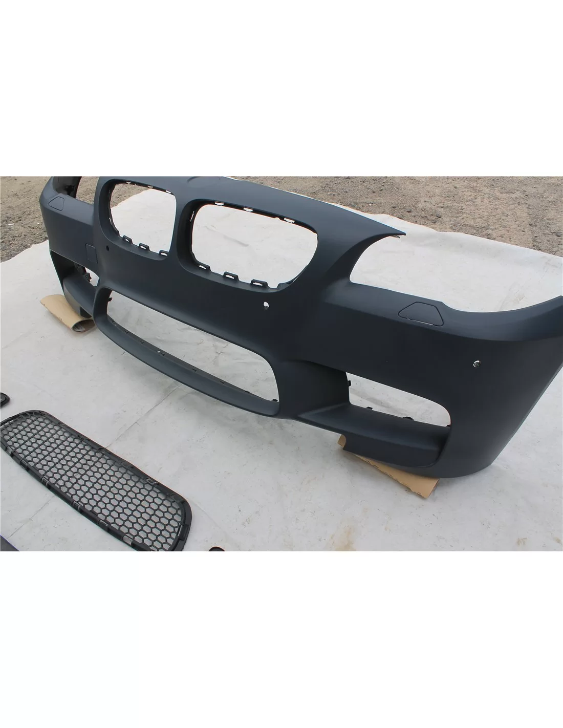  - BMW - Бампер BMW F10 2010-2013 в стилі M5 - 8 - Покрасьте зовнішній вигляд свого BMW F10 з нашим бампером у стилі M5! Ідеальн