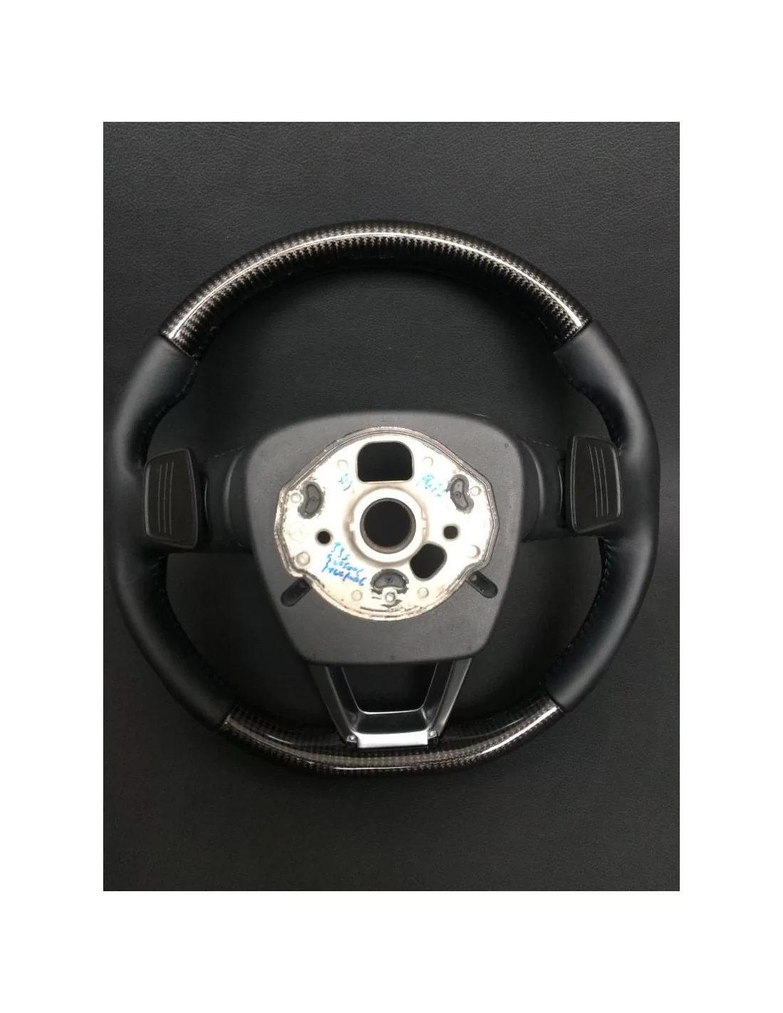 - Volant - Volant de l'Audi Q7 en cuir carbone - 8 - Obtenez le volant de l'Audi Q7 en cuir carbone chez Tuneverse ! Améliorez - Volant - Volant de l'Audi Q7 en cuir carbone - 8 - Obtenez le volant de l'Audi Q7 en cuir carbone chez Tuneverse ! Améliorez