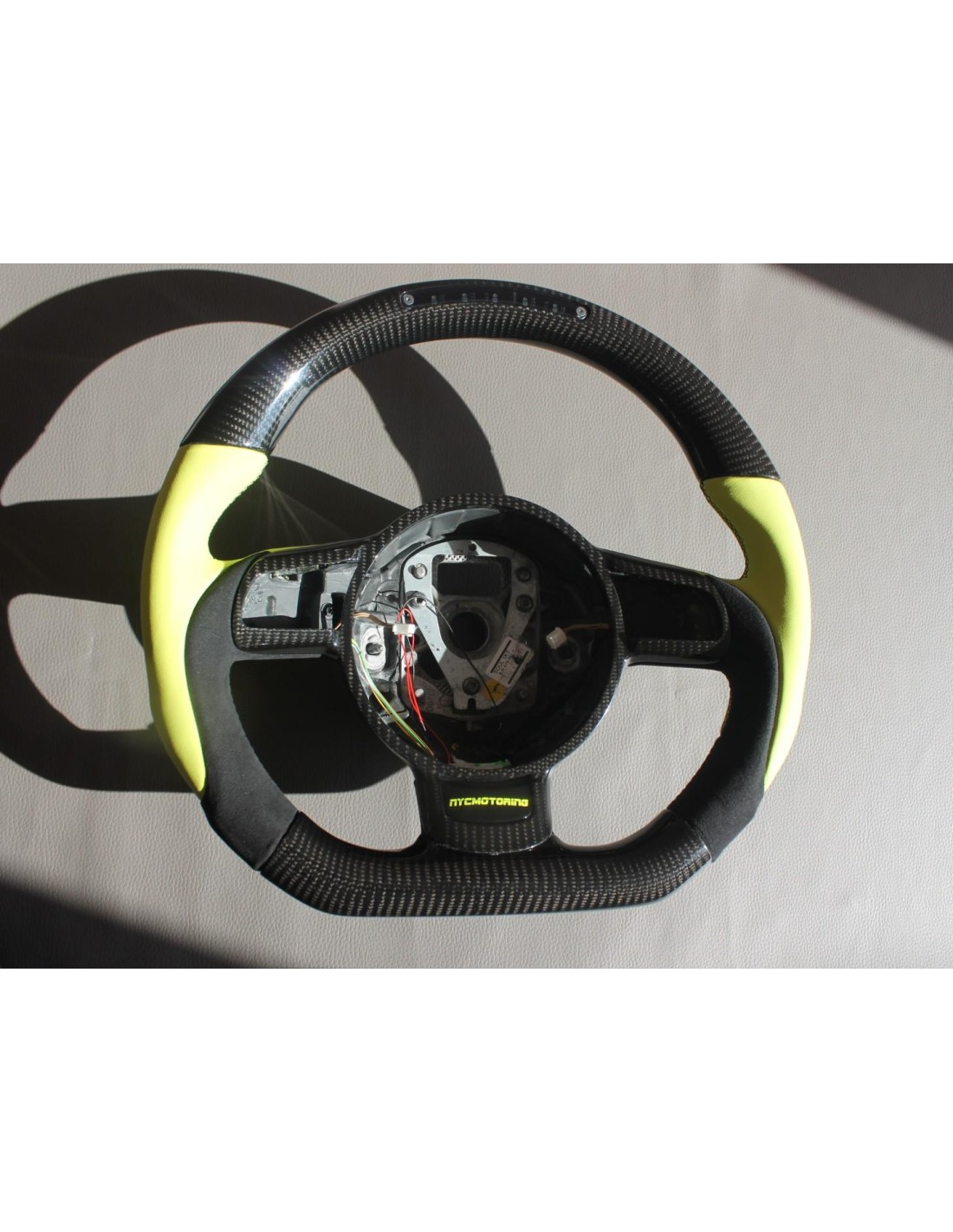 - Steering Wheels - Volante Audi R8 Couro Carbono Alcantara - 1 - Descubra o Volante Audi R8 em Couro Carbono Alcantara na Tune - Steering Wheels - Volante Audi R8 Couro Carbono Alcantara - 1 - Descubra o Volante Audi R8 em Couro Carbono Alcantara na Tune