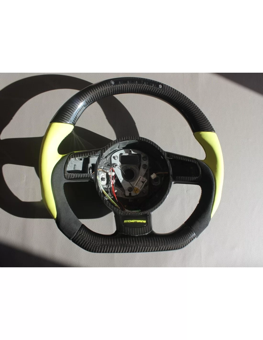 - Steering Wheels - Volante Audi R8 Couro Carbono Alcantara - 1 - Descubra o Volante Audi R8 em Couro Carbono Alcantara na Tune - Steering Wheels - Volante Audi R8 Couro Carbono Alcantara - 1 - Descubra o Volante Audi R8 em Couro Carbono Alcantara na Tune