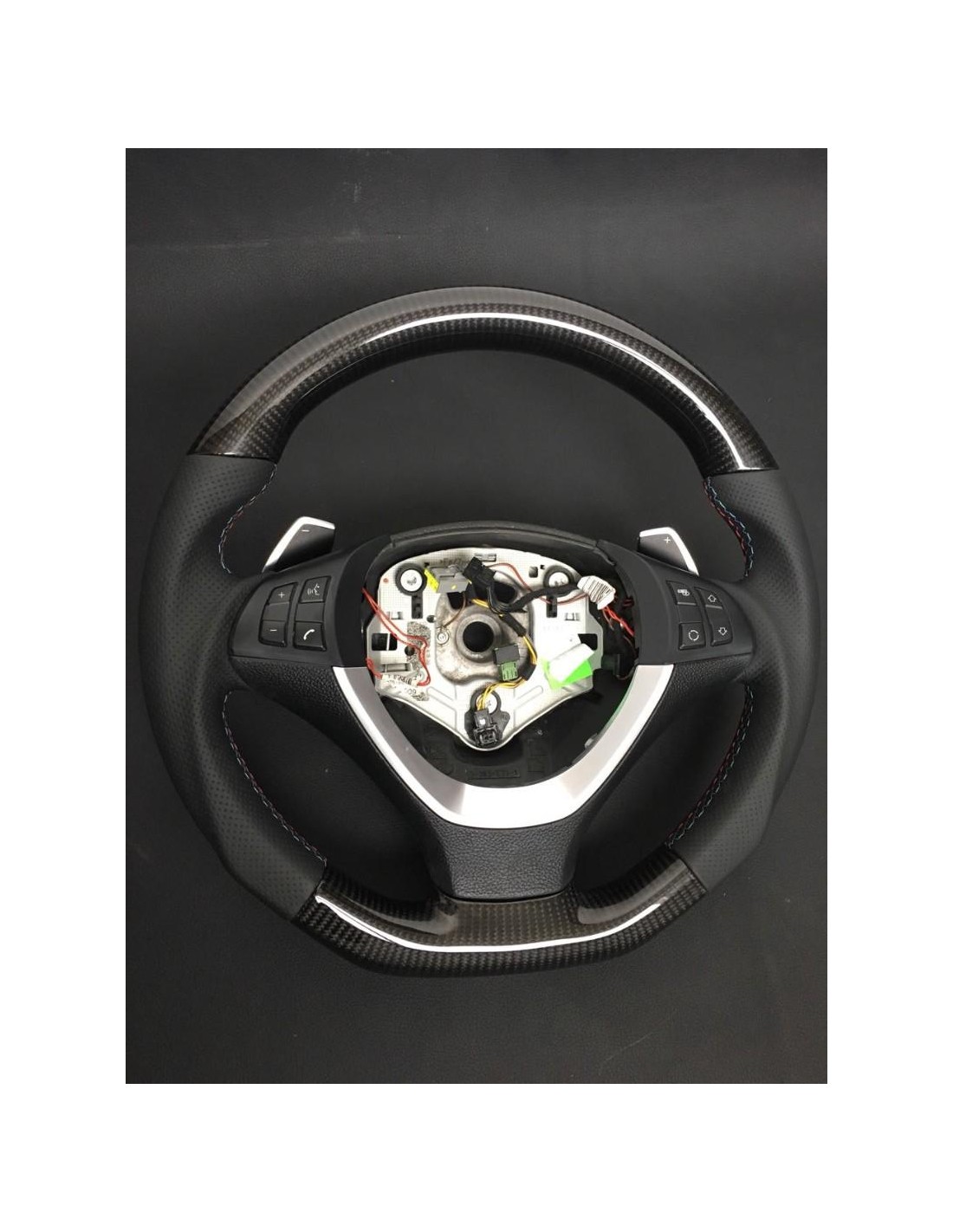 - Volante - BMW E70 E71 Volante in pelle di carbonio M-pack - 1 - Scopri il volante in pelle di carbonio M-pack per BMW E70 E71 - Volante - BMW E70 E71 Volante in pelle di carbonio M-pack - 1 - Scopri il volante in pelle di carbonio M-pack per BMW E70 E71