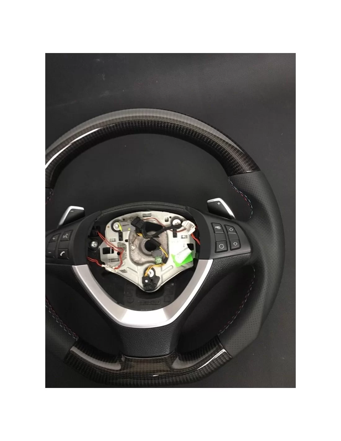 - Volante - BMW E70 E71 Volante in pelle di carbonio M-pack - 2 - Scopri il volante in pelle di carbonio M-pack per BMW E70 E71 - Volante - BMW E70 E71 Volante in pelle di carbonio M-pack - 2 - Scopri il volante in pelle di carbonio M-pack per BMW E70 E71