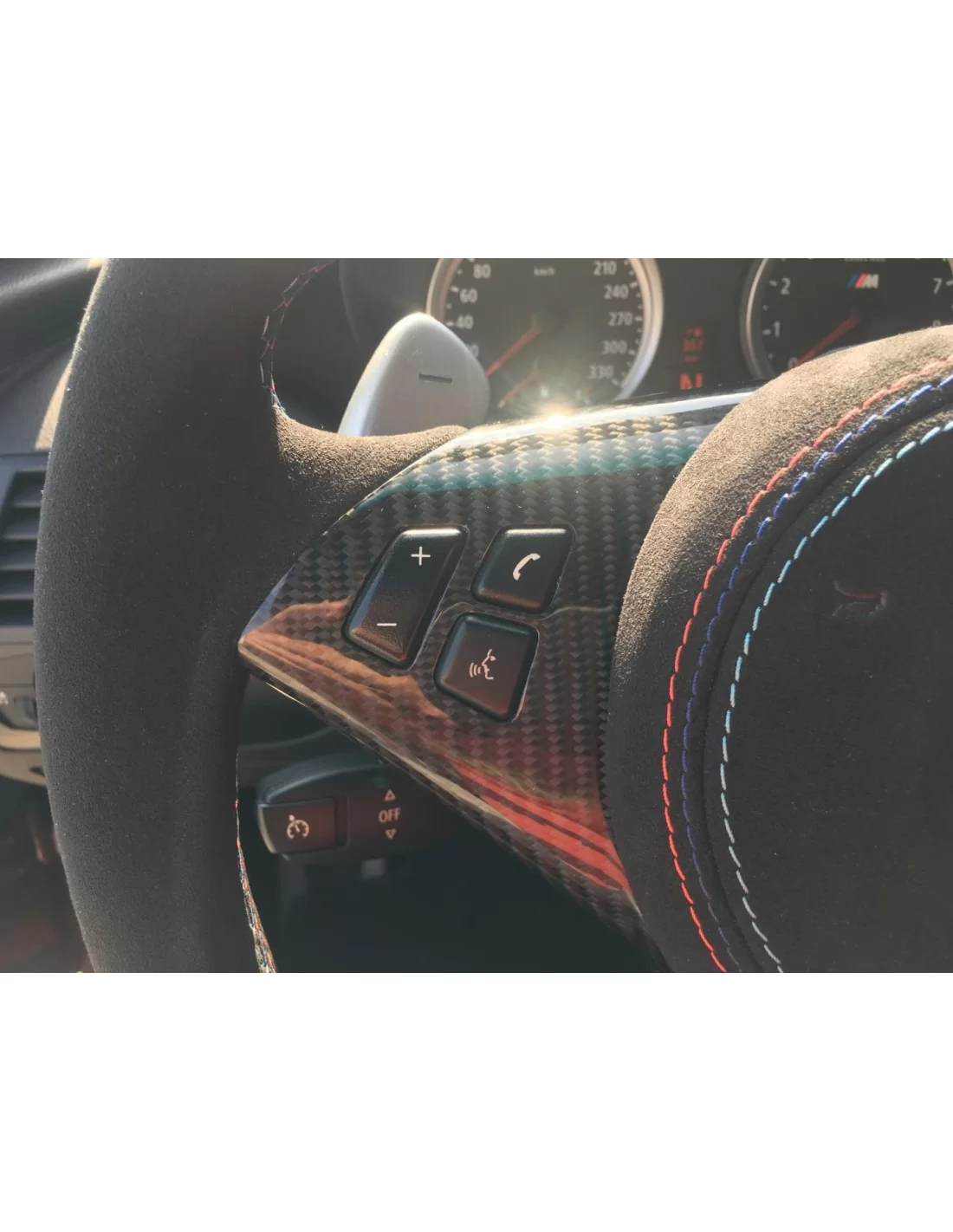 - Volant - BMW M6 E63 M5 E60 Volant Carbone Alcantara - 5 - Passez au volant de la BMW M6 E63 M5 E60 en carbone Alcantara chez   - Volant - BMW M6 E63 M5 E60 Volant Carbone Alcantara - 5 - Passez au volant de la BMW M6 E63 M5 E60 en carbone Alcantara chez