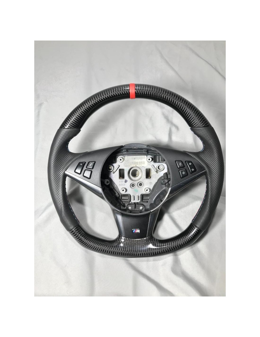 - Volant - BMW E60 E63 E61 Volant en cuir carbone - 1 - Améliorez votre conduite avec le volant BMW E60 E63 E61 en cuir carbone - Volant - BMW E60 E63 E61 Volant en cuir carbone - 1 - Améliorez votre conduite avec le volant BMW E60 E63 E61 en cuir carbone