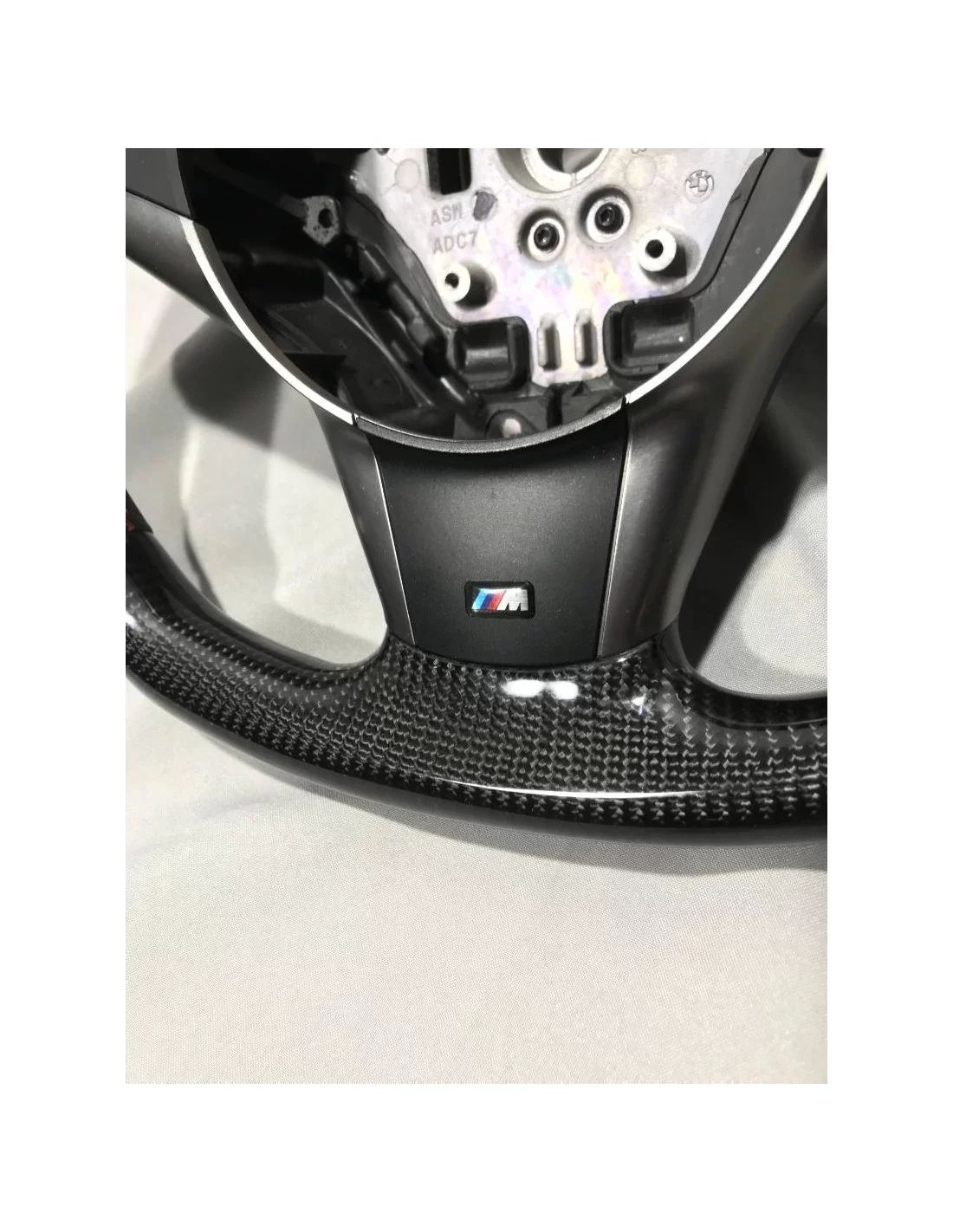 - Volant - BMW E60 E63 E61 Volant en cuir carbone - 2 - Améliorez votre conduite avec le volant BMW E60 E63 E61 en cuir carbone - Volant - BMW E60 E63 E61 Volant en cuir carbone - 2 - Améliorez votre conduite avec le volant BMW E60 E63 E61 en cuir carbone