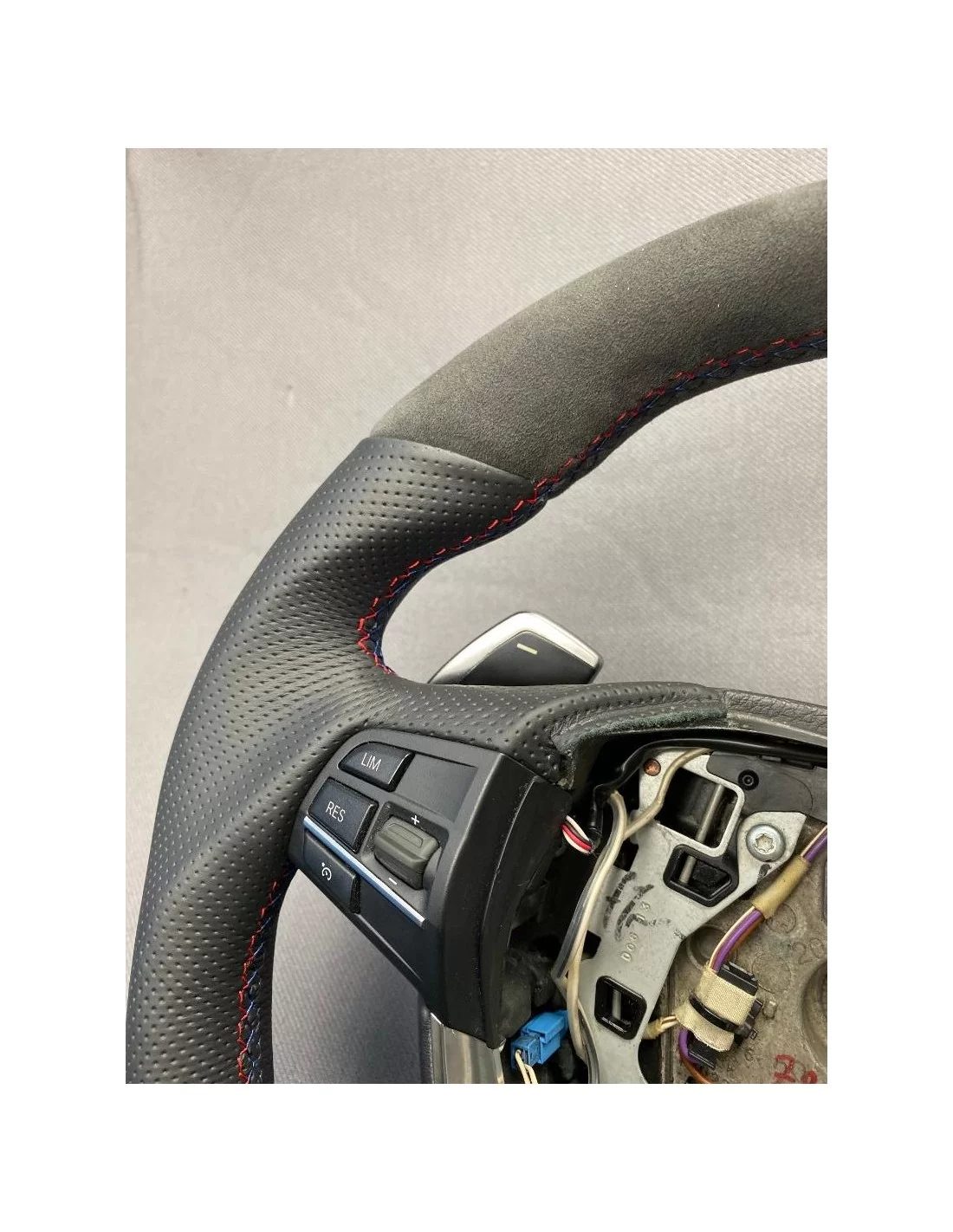 - Volant - BMW F10 F01 Volant Alcantara Carbon - 4 - Améliorez votre BMW avec le Volant F10 F01 Alcantara Carbon chez Tuneverse - Volant - BMW F10 F01 Volant Alcantara Carbon - 4 - Améliorez votre BMW avec le Volant F10 F01 Alcantara Carbon chez Tuneverse