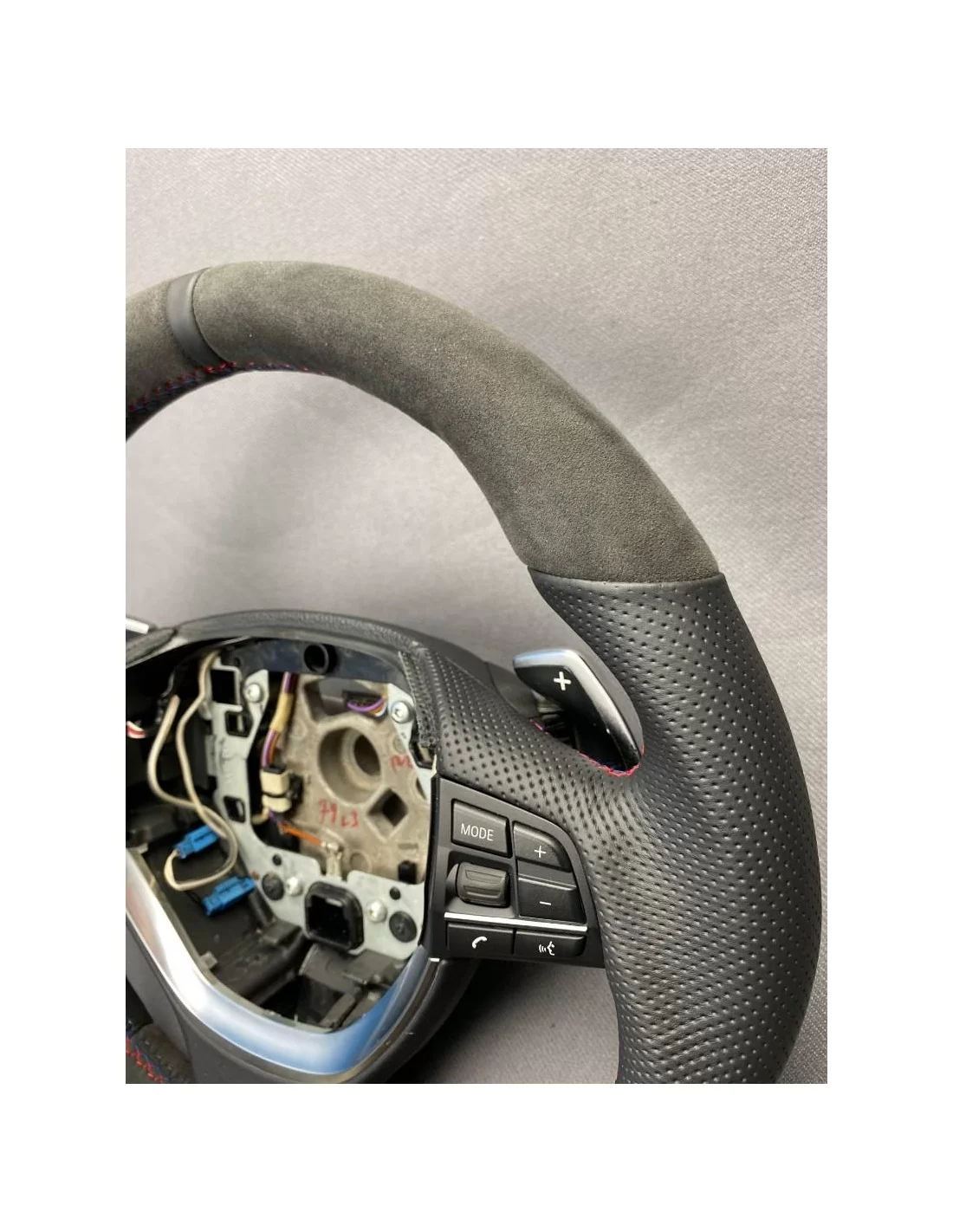 - Volant - BMW F10 F01 Volant Alcantara Carbon - 8 - Améliorez votre BMW avec le Volant F10 F01 Alcantara Carbon chez Tuneverse - Volant - BMW F10 F01 Volant Alcantara Carbon - 8 - Améliorez votre BMW avec le Volant F10 F01 Alcantara Carbon chez Tuneverse