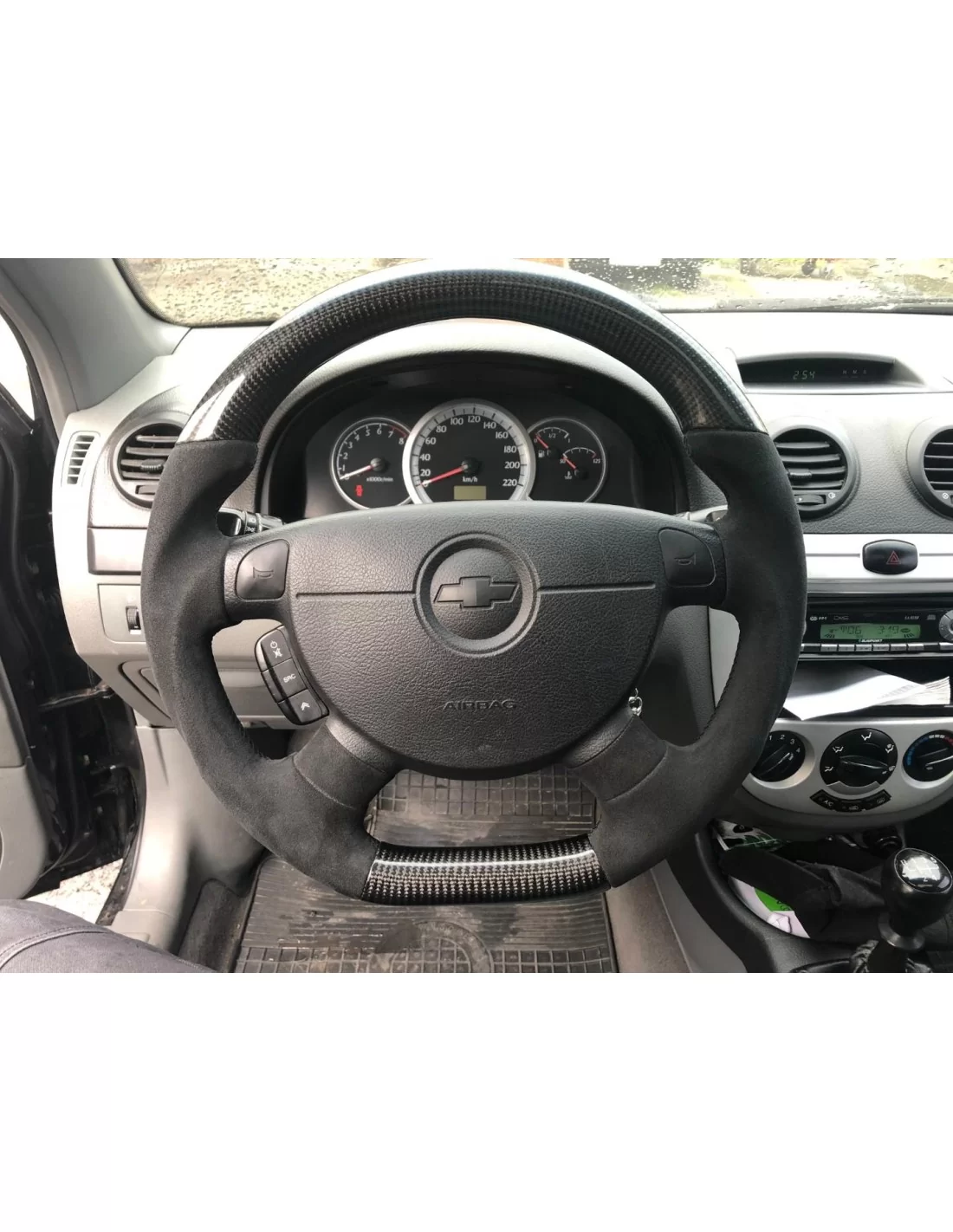 - Volant - Chevrolet Lacetti 2006 Volant Carbone Alcantara - 1 - Améliorez votre Chevrolet Lacetti 2006 avec notre Volant Alcan - Volant - Chevrolet Lacetti 2006 Volant Carbone Alcantara - 1 - Améliorez votre Chevrolet Lacetti 2006 avec notre Volant Alcan