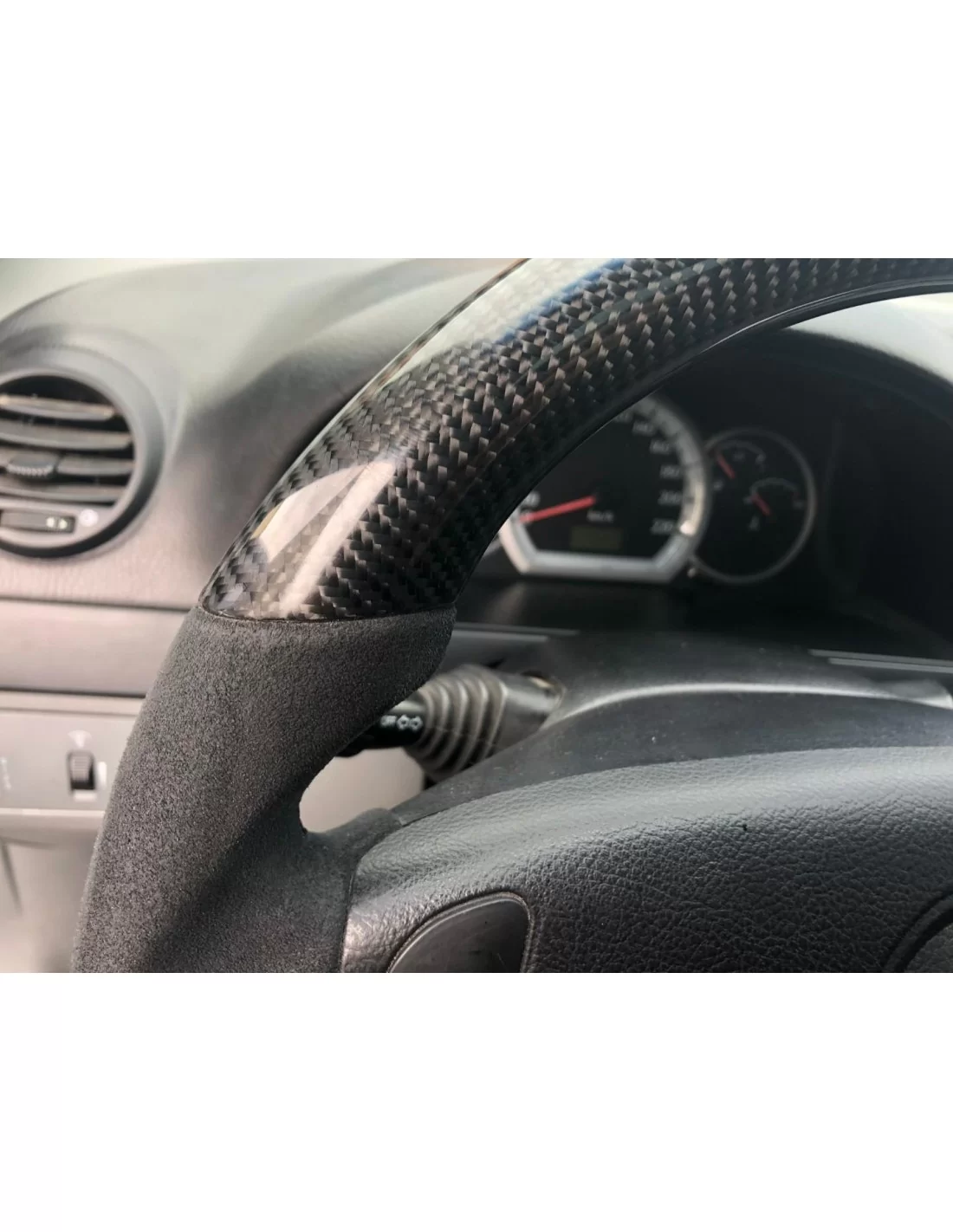 - Volant - Chevrolet Lacetti 2006 Volant Carbone Alcantara - 6 - Améliorez votre Chevrolet Lacetti 2006 avec notre Volant Alcan - Volant - Chevrolet Lacetti 2006 Volant Carbone Alcantara - 6 - Améliorez votre Chevrolet Lacetti 2006 avec notre Volant Alcan