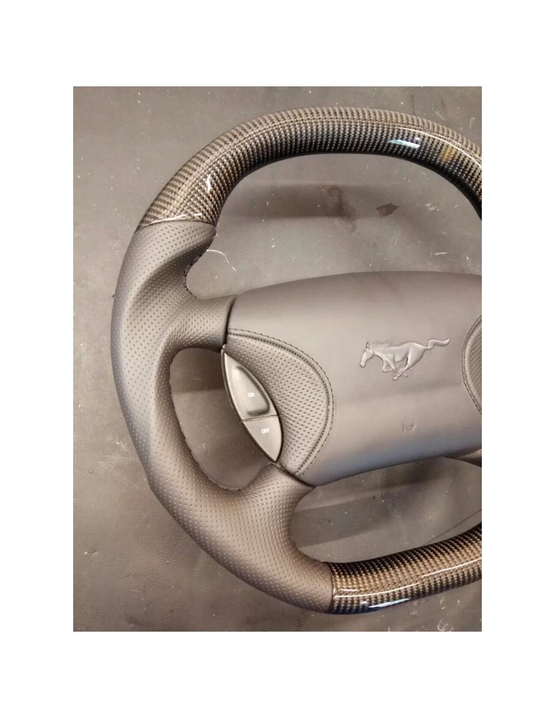 - Volante - Ford Mustang 1999-2005 Volante in pelle di carbonio - 1 - Aggiornate la vostra Ford Mustang (1999-2005) con il nost - Volante - Ford Mustang 1999-2005 Volante in pelle di carbonio - 1 - Aggiornate la vostra Ford Mustang (1999-2005) con il nost