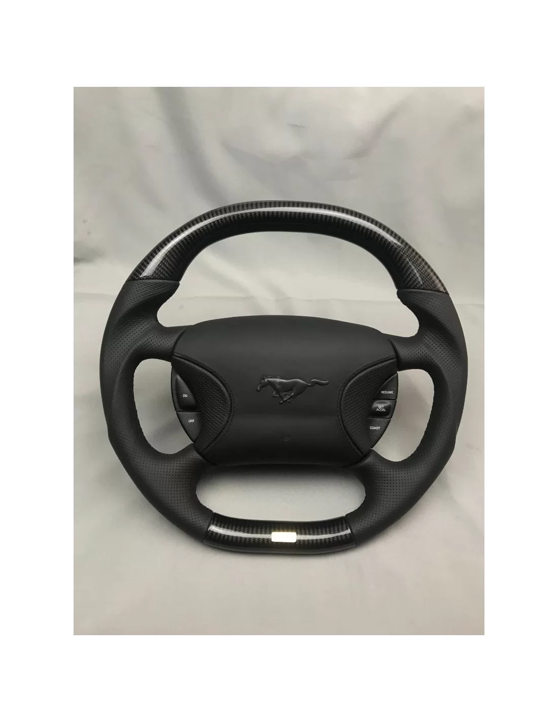  - Steering Wheels - Volante do Ford Mustang em pele de carbono - 1 - Transforme o seu Ford Mustang com o nosso volante de couro