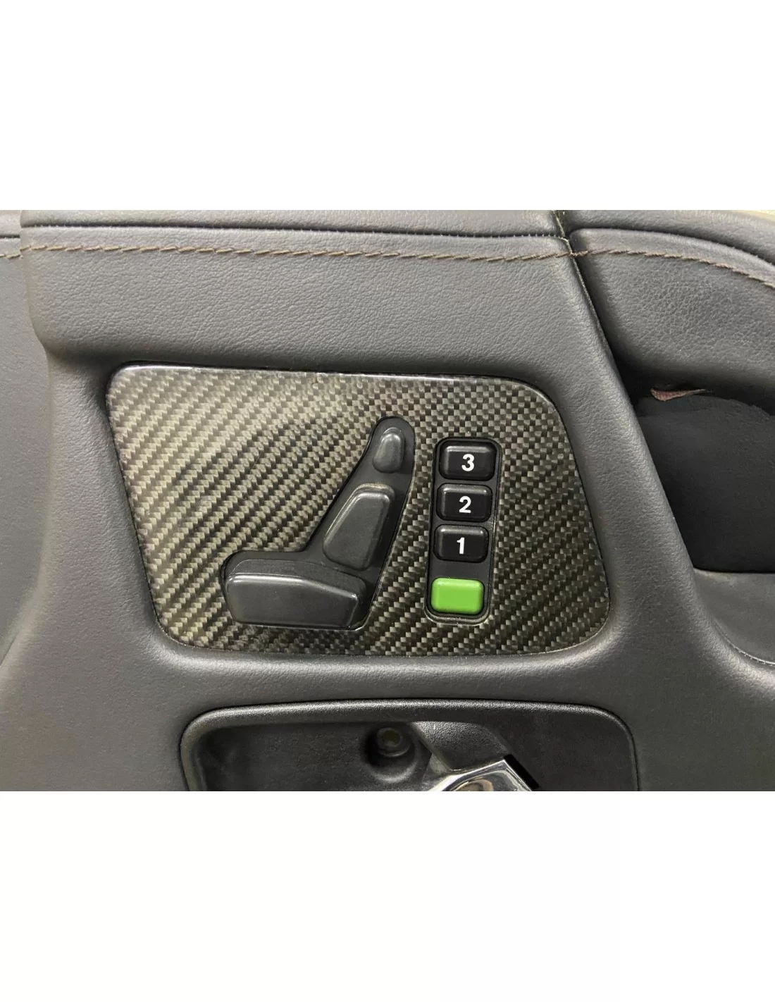 - Mercedes-Benz - Carbon fiber side interior door panels buttons covers for Mercedes-Benz G-Wagon W463 - 2 - Upgrade your Merce - Mercedes-Benz - Carbon fiber side interior door panels buttons covers for Mercedes-Benz G-Wagon W463 - 2 - Upgrade your Merce