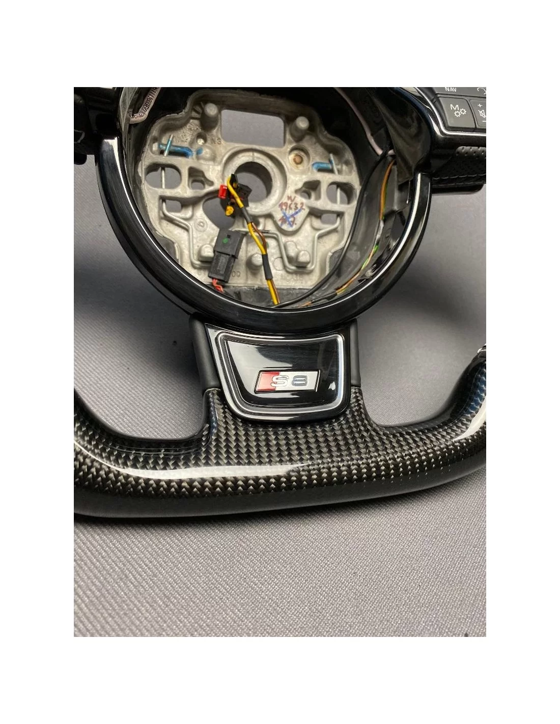  - Lenkräder - Audi S8 Lenkrad Carbon Leder - 4 - Audi S8 Lederlenkrad Carbon bei Tuneverse bestellen! Erhöhen Sie Ihr Interieur