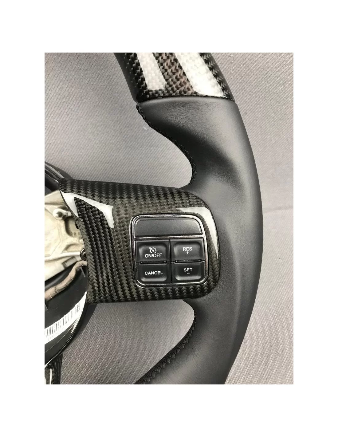  - Volante - Volante Jeep Cuero Carbono - 4 - Transforme su Jeep con nuestro elegante volante de cuero de carbono en Tuneverse. 