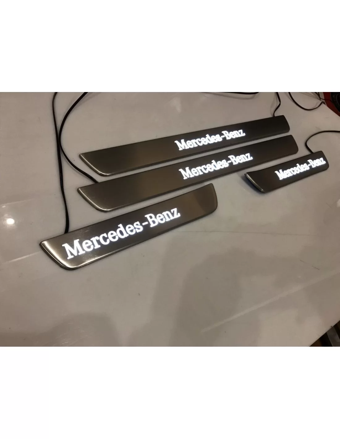- logo & Emblems - Mercedes-Benz LED-beleuchtete Einstiegsleisten Set - 3 - Werten Sie Ihren Mercedes-Benz mit diesem stilvolle  - logo & Emblems - Mercedes-Benz LED-beleuchtete Einstiegsleisten Set - 3 - Werten Sie Ihren Mercedes-Benz mit diesem stilvolle