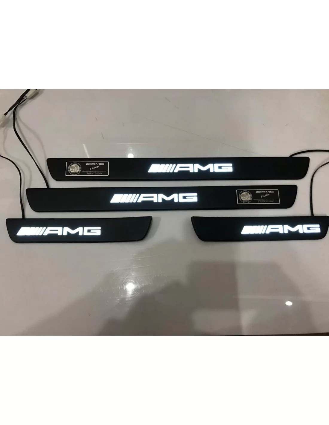 - logo & Emblems - Mercedes-Benz LED-beleuchtete Einstiegsleisten Set - 4 - Werten Sie Ihren Mercedes-Benz mit diesem stilvolle  - logo & Emblems - Mercedes-Benz LED-beleuchtete Einstiegsleisten Set - 4 - Werten Sie Ihren Mercedes-Benz mit diesem stilvolle