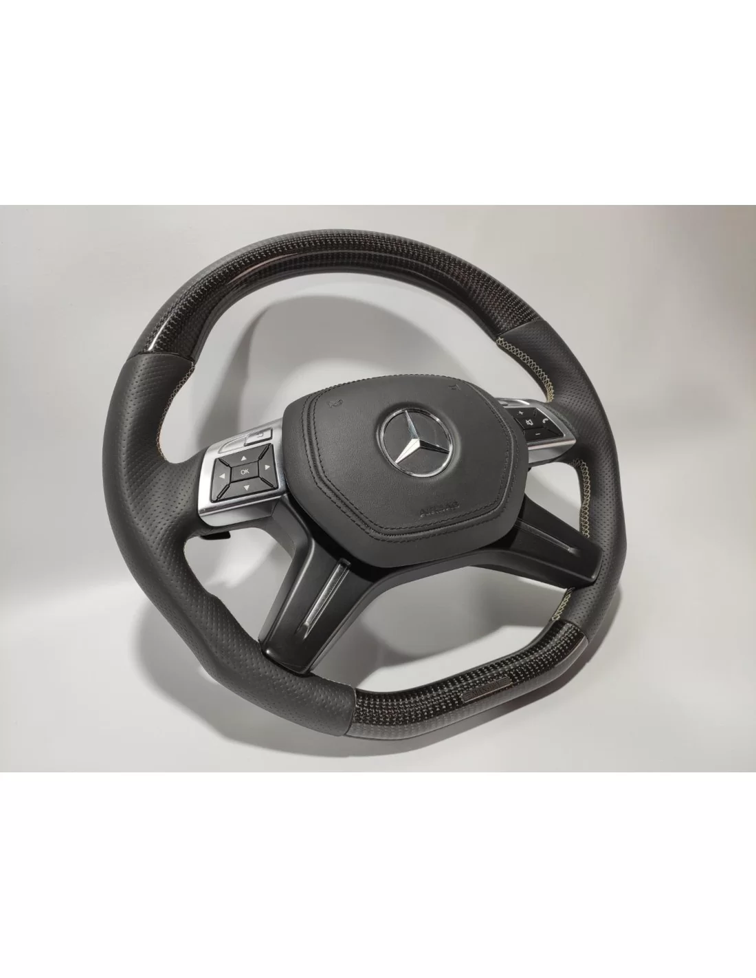 - Volant - Mercedes-Benz ML GL GLS GLE G W463 W212 E Volant Mansory Cuir Carbone - 3 - Ce volant Mansory en cuir carbone est co - Volant - Mercedes-Benz ML GL GLS GLE G W463 W212 E Volant Mansory Cuir Carbone - 3 - Ce volant Mansory en cuir carbone est co