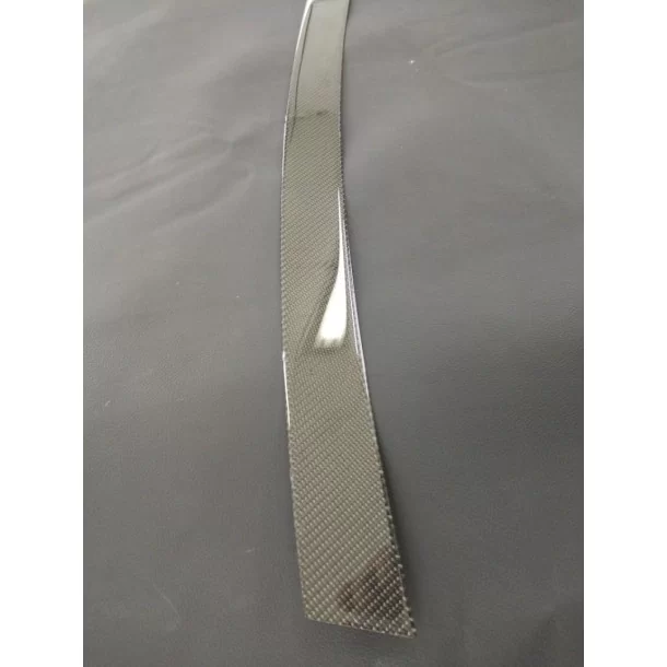  - BMW - BMW F10 Achterbumper Carbon Afdekking - 1 - Upgrade je BMW F10 met deze carbon bovenkap voor de achterbumper voor een s