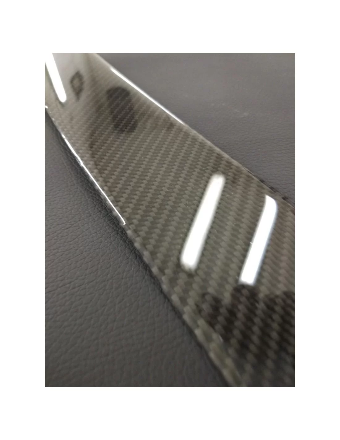  - BMW - BMW F10 Pare-chocs arrière en carbone - 5 - Améliorez votre BMW F10 avec ce couvercle de pare-chocs arrière en carbone 