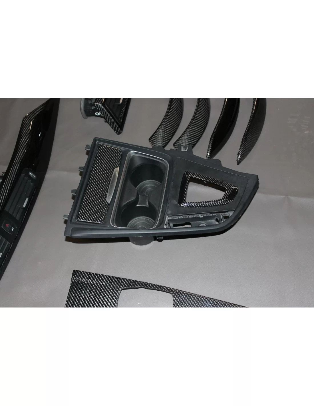  - BMW - BMW F30 Intérieur Carbone - 6 - Transformez l'intérieur de votre BMW F30 avec des garnitures en carbone élégantes, amél