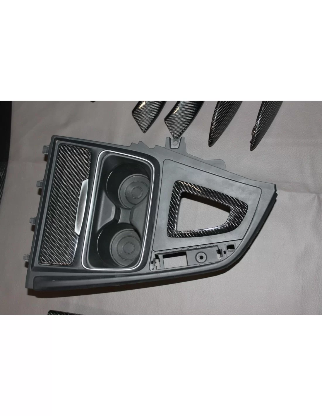  - BMW - BMW F30 Intérieur Carbone - 7 - Transformez l'intérieur de votre BMW F30 avec des garnitures en carbone élégantes, amél