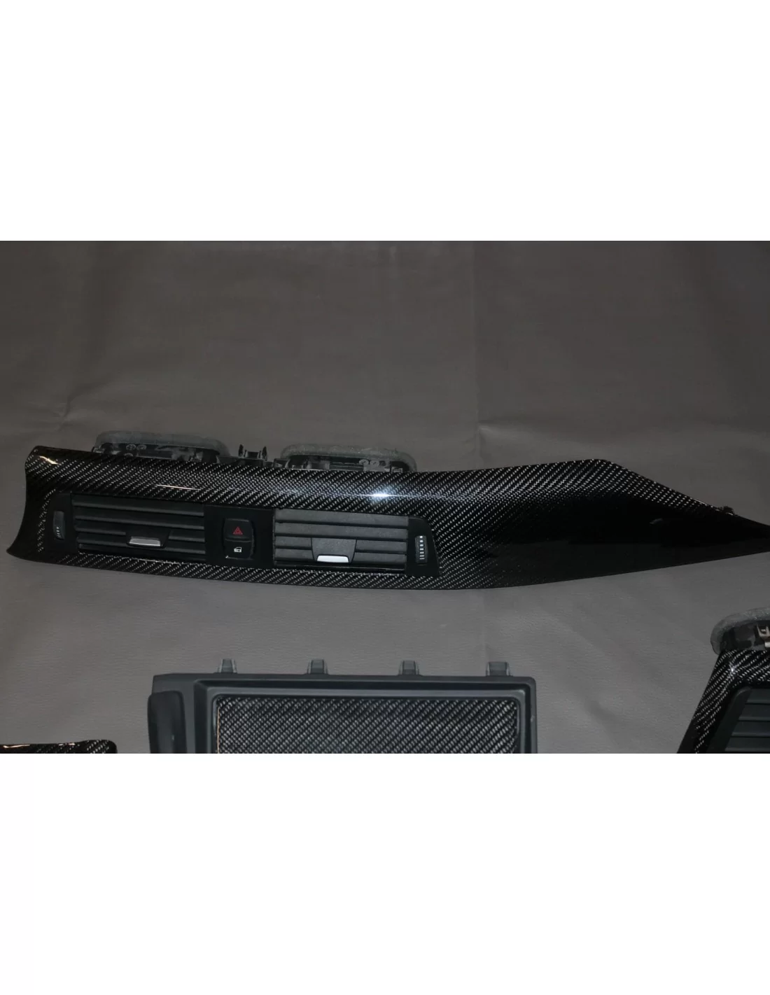  - BMW - BMW F30 Intérieur Carbone - 10 - Transformez l'intérieur de votre BMW F30 avec des garnitures en carbone élégantes, amé