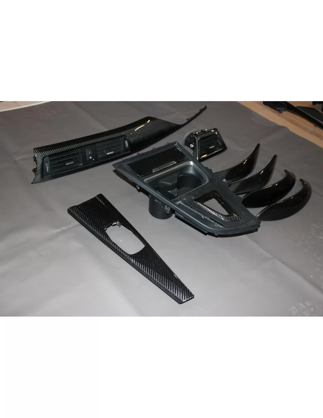  - BMW - BMW F30 Intérieur Carbone - 11 - Transformez l'intérieur de votre BMW F30 avec des garnitures en carbone élégantes, amé