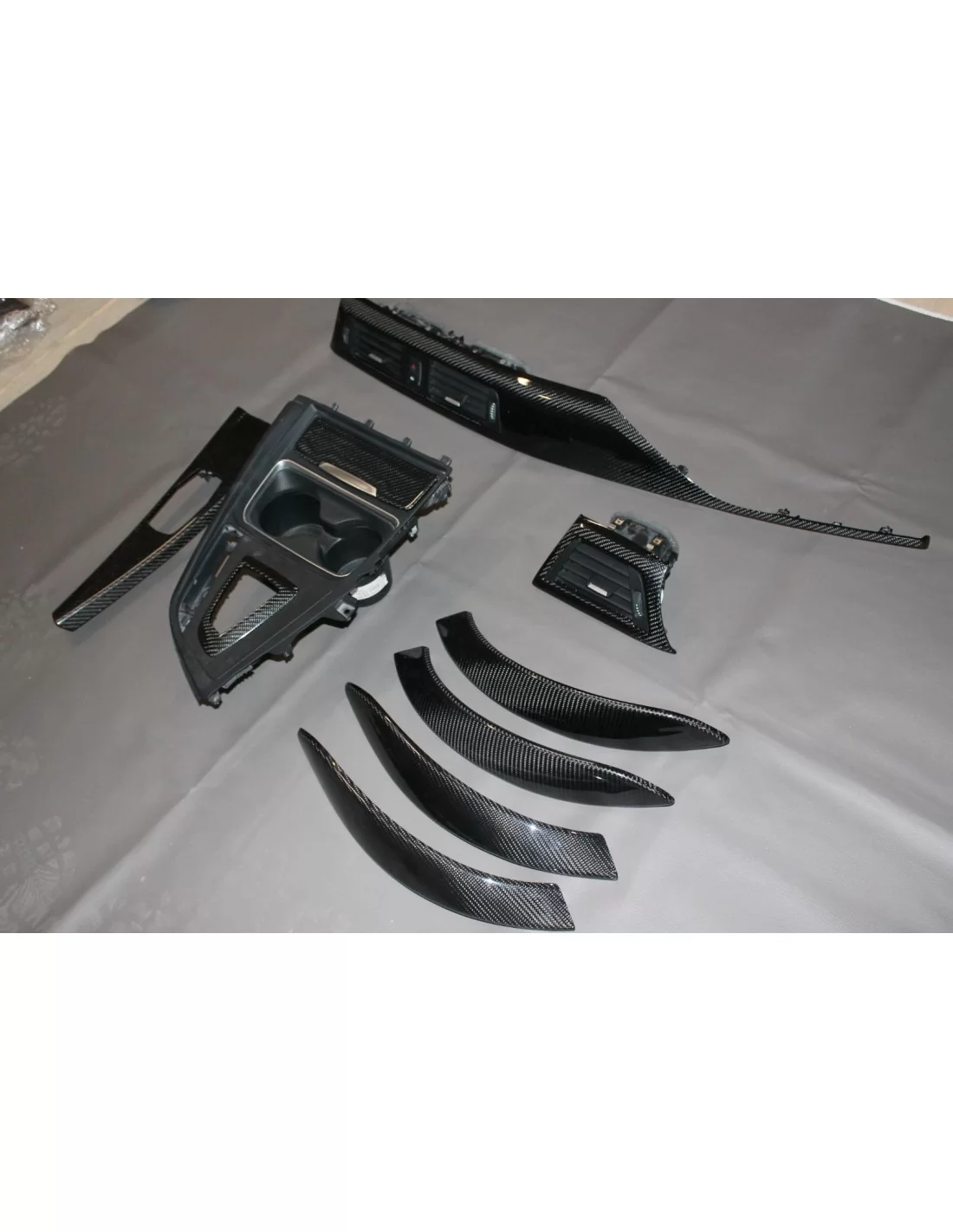 - BMW - BMW F30 Interieur Carbonleisten - 12 - Verwandeln Sie den Innenraum Ihres BMW F30 mit eleganten Karbonteilen, die für e - BMW - BMW F30 Interieur Carbonleisten - 12 - Verwandeln Sie den Innenraum Ihres BMW F30 mit eleganten Karbonteilen, die für e